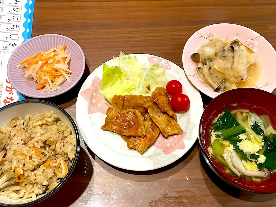 Snapdishの料理写真:炊き込みご飯　豚ロース薄切りのトンテキ風　小松菜としめじの卵スープ　厚揚げとしめじのみぞれ煮　大根と人参の中華和え|おさむん17さん