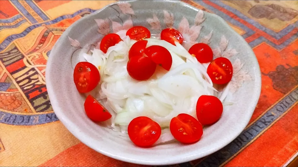 玉ねぎの酢漬けとトマトのサラダ|いちさん