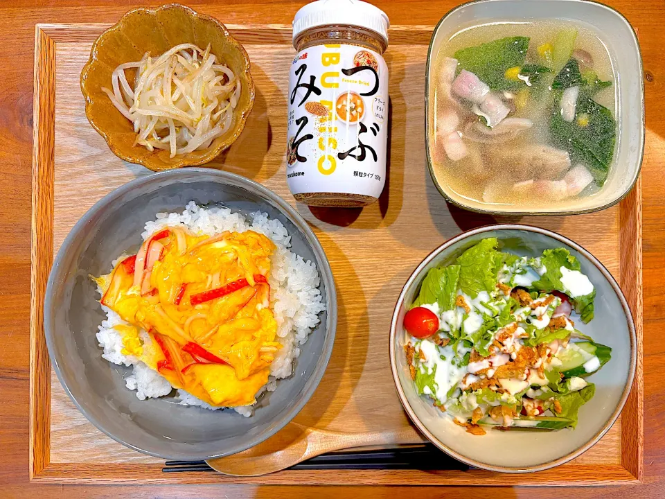 今日の夜ご飯(カニ玉丼、サラダ、もやしナムル、小松菜スープ)|cocomikaさん