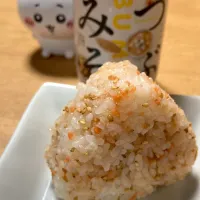 Snapdishの料理写真:さけみそおにぎり🍙|emkさん