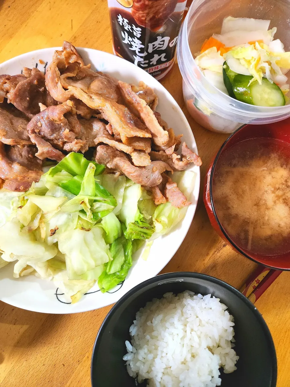 Snapdishの料理写真:豚肉とキャベツで焼肉、えのきと油揚げの味噌汁、おしんこ|さきさん