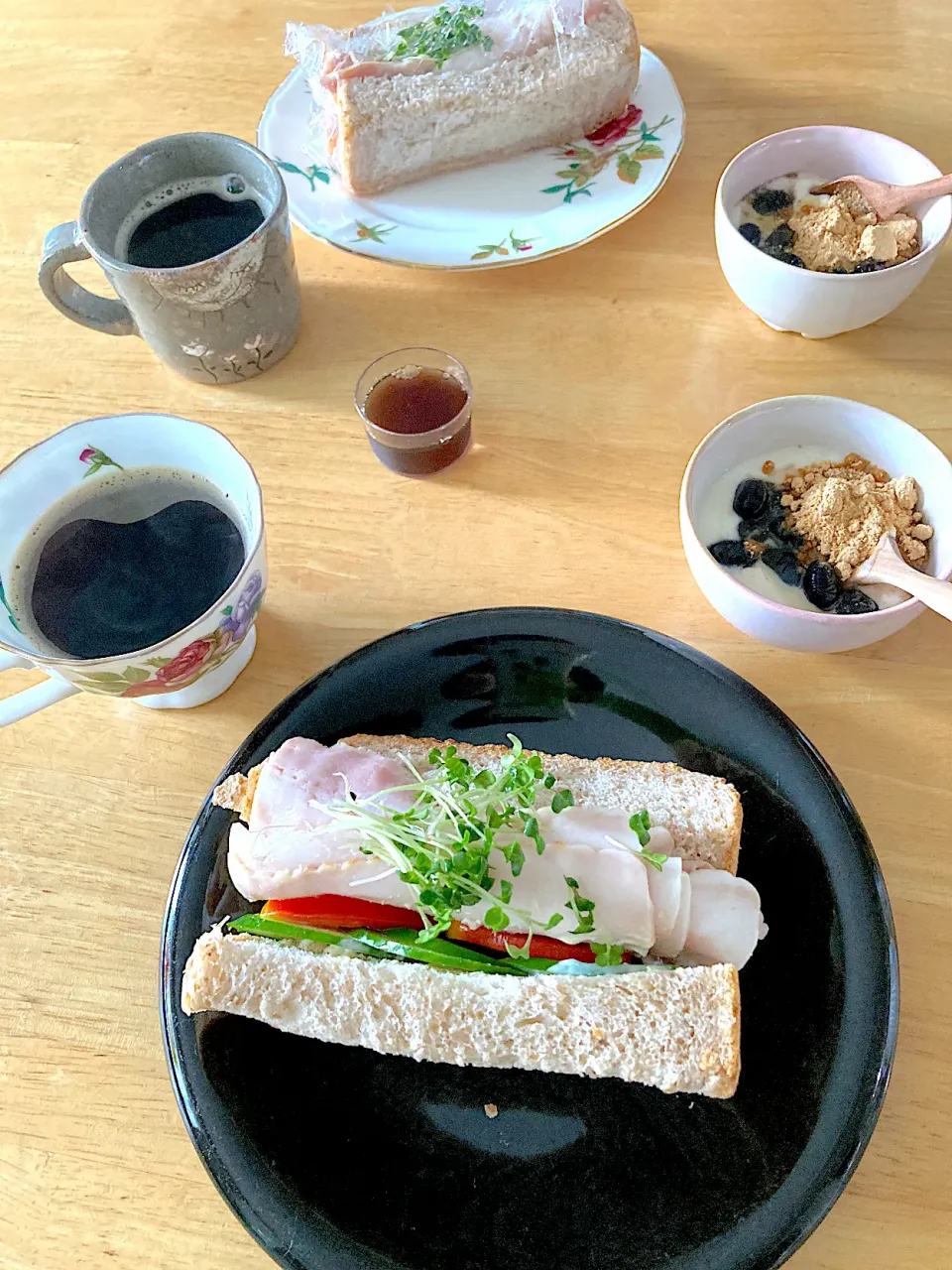 Snapdishの料理写真:ライ麦食パン🍞でベーコントマト胡瓜スプラウトサンドイッチ♡|さくたえさん