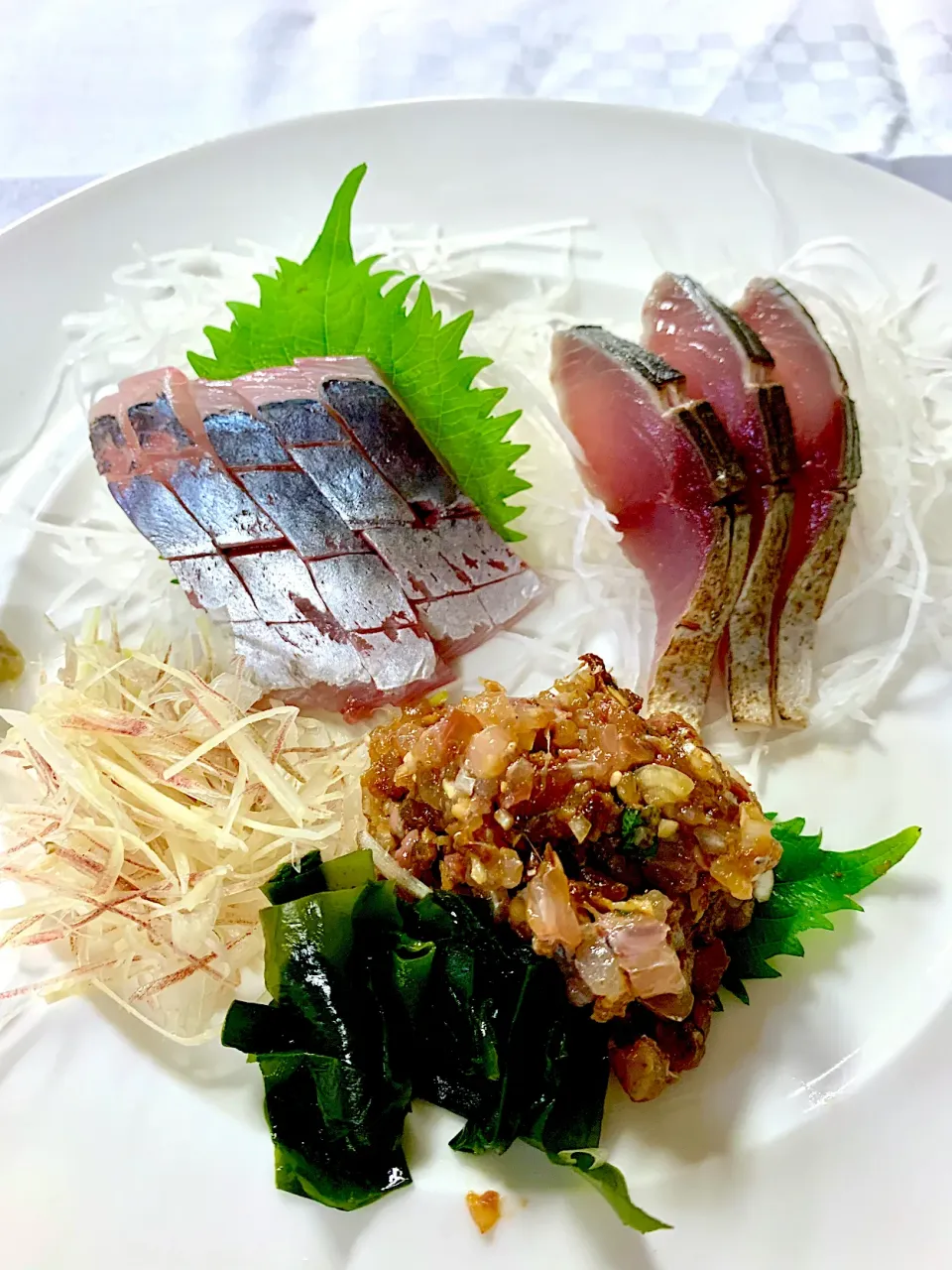 Practicing how to cut fish into fillets and sashimi|gonbenさん