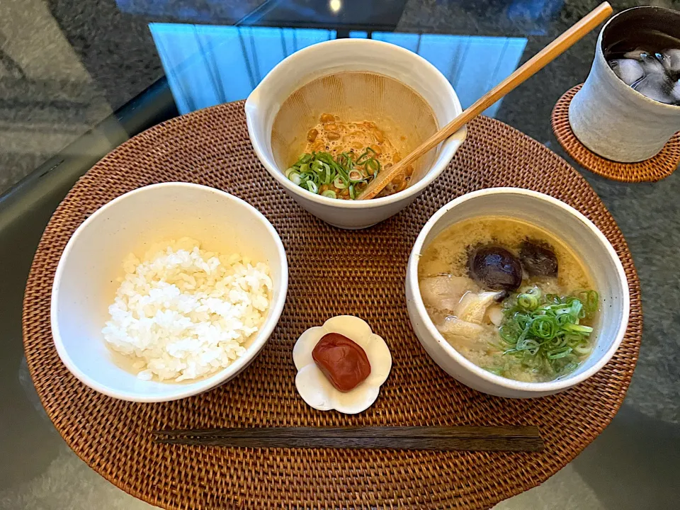 休日の朝ごはん🍚☀️
⚫︎山葵納豆
⚫︎茄子🍆と豚バラのお味噌汁|yokoさん