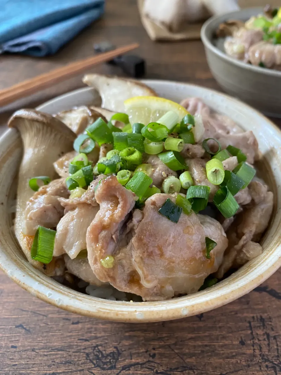 焼きエリンギと豚肉のネギ塩レモン丼|ちぐあささん