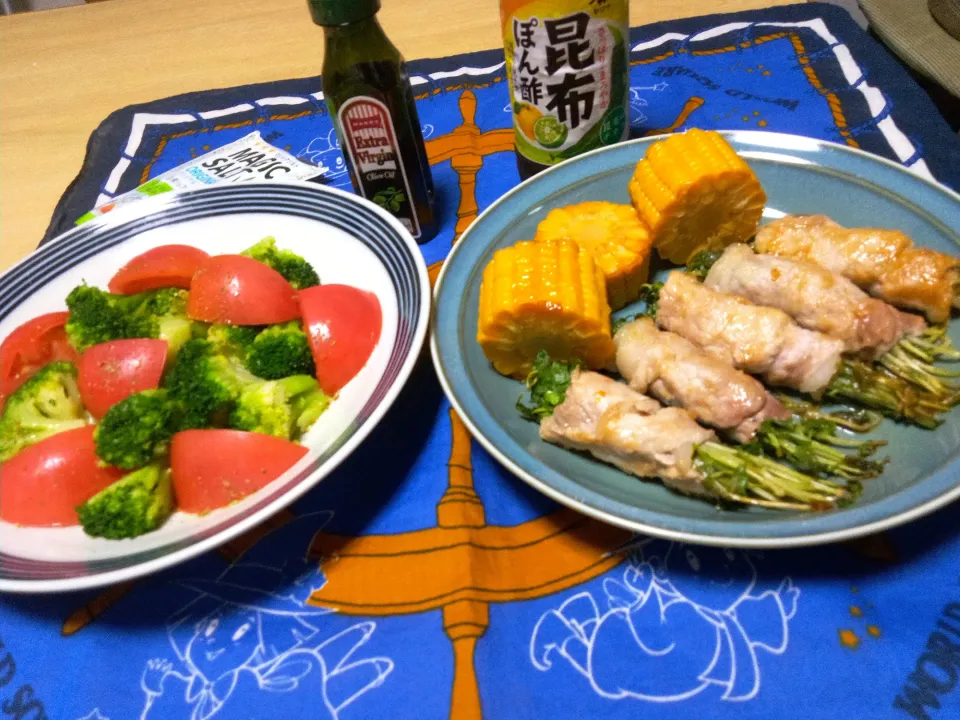 Snapdishの料理写真:肉巻き、焼き🌽とうもろこし。
とまと、ブロッコリーのサラダ。
Hodakaさんのお料理和食のヒント頂きました。有り難うございました。🌳🏁|りささん