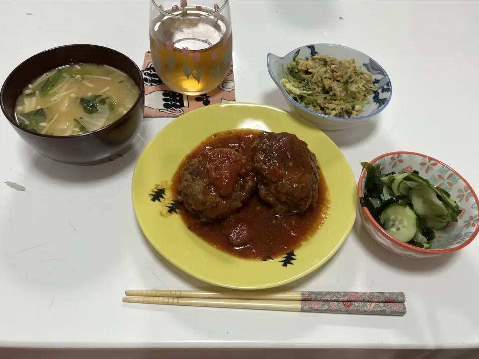 晩御飯☆煮込みハンバーグ☆酢の物☆豆苗炒め☆みそ汁（大根・えのき・ほうれん草）|Saharaさん