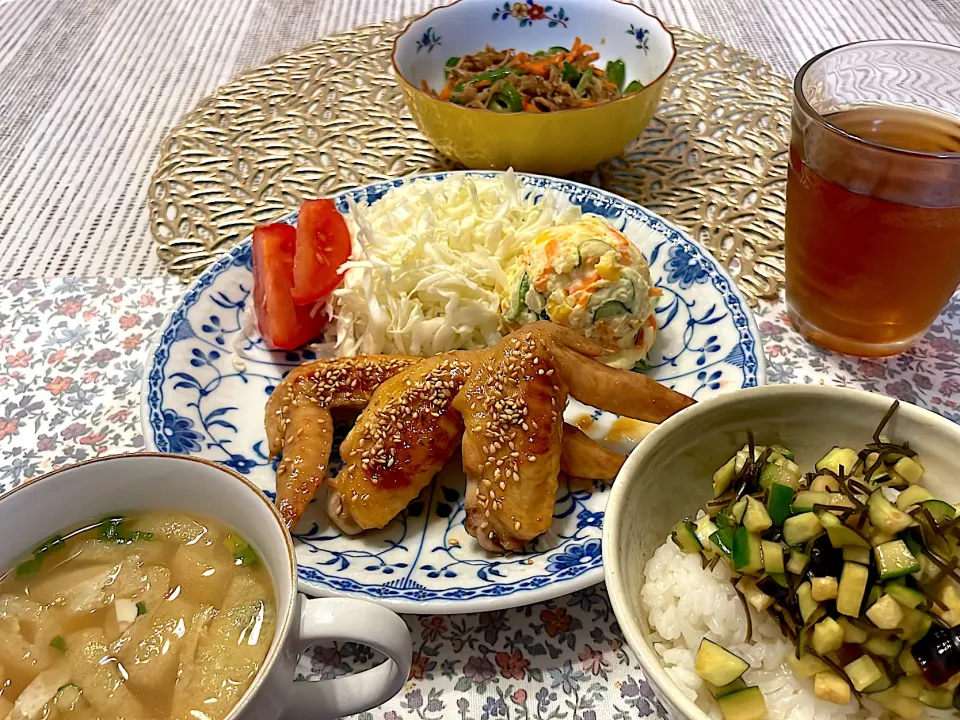 Snapdishの料理写真:手羽先照り煮　ポテサラダ　人参とピーマンとじゃこの金平　ダシかけご飯　お味噌汁|blue_bird07さん