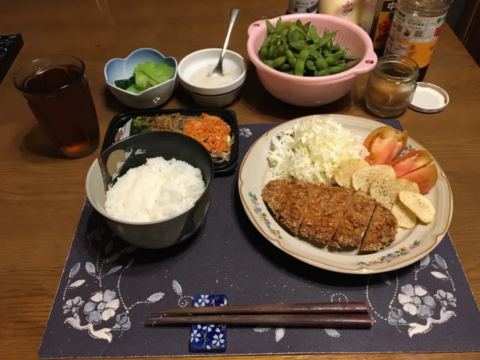 Snapdishの料理写真:ご飯、トンカツ、ジャガイモの素揚げ、千切りキャベツ、トマト、ナムル盛り合わせ、塩茹で枝豆、小松菜のお浸し、沢庵、烏龍茶(夕飯)|enarinさん