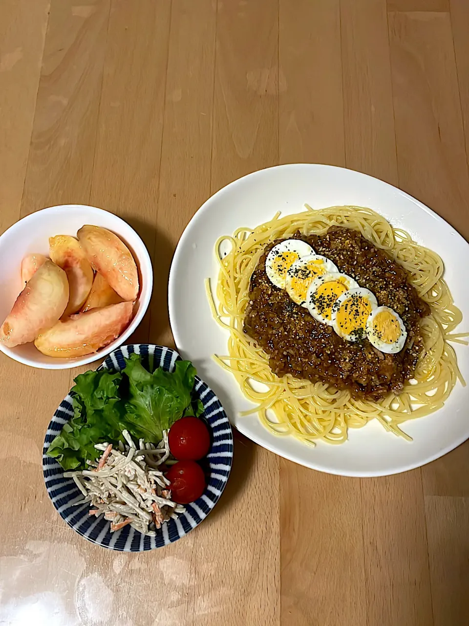 ミートソースパスタ　サラダ　桃|そのみさん