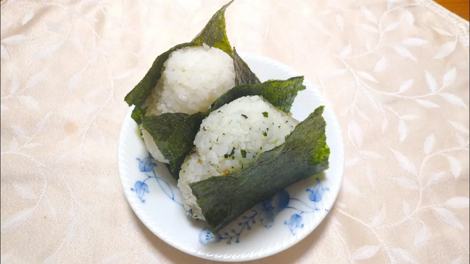 Snapdishの料理写真:8/7の夜勤弁当
おにぎり2種
🍙明太マヨのおにぎり
🍙しらすとわかめの混ぜ込みおにぎり|卯月さん