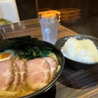 Snapdishの料理写真:横須賀市久里浜の商店街にあるまるげんらーめん
麺は太麺でチャーシューは分厚く美味しい😋|Mikoshiba Kazutoshiさん