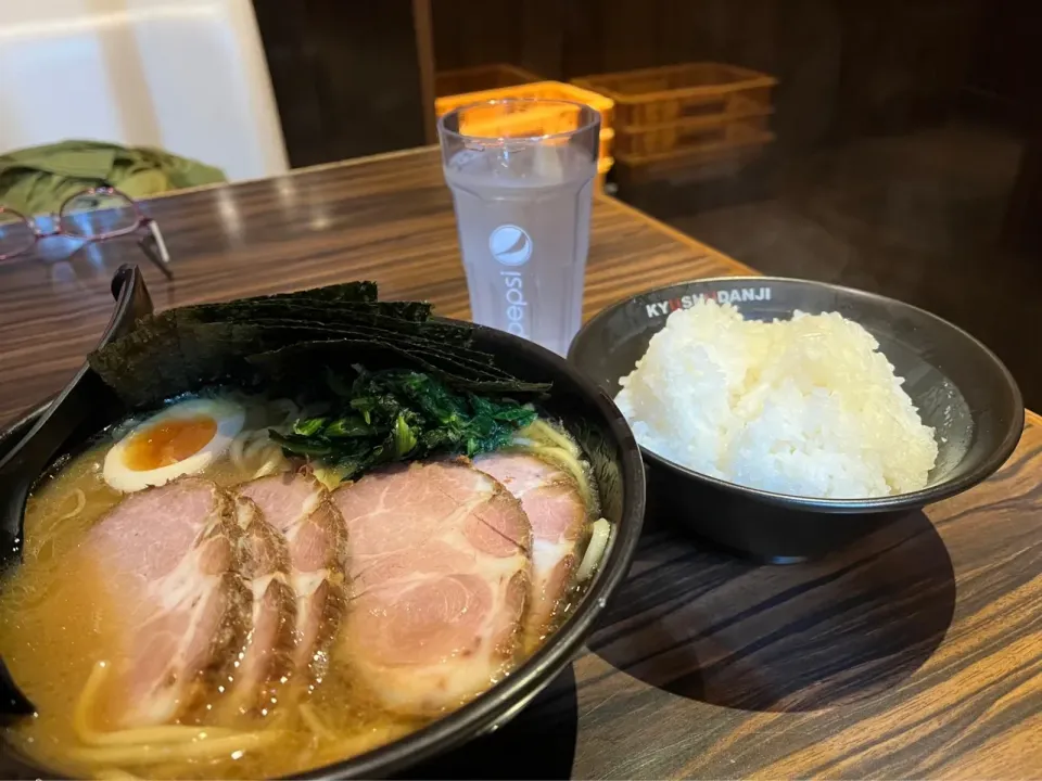 横須賀市久里浜の商店街にあるまるげんらーめん
麺は太麺でチャーシューは分厚く美味しい😋|Mikoshiba Kazutoshiさん