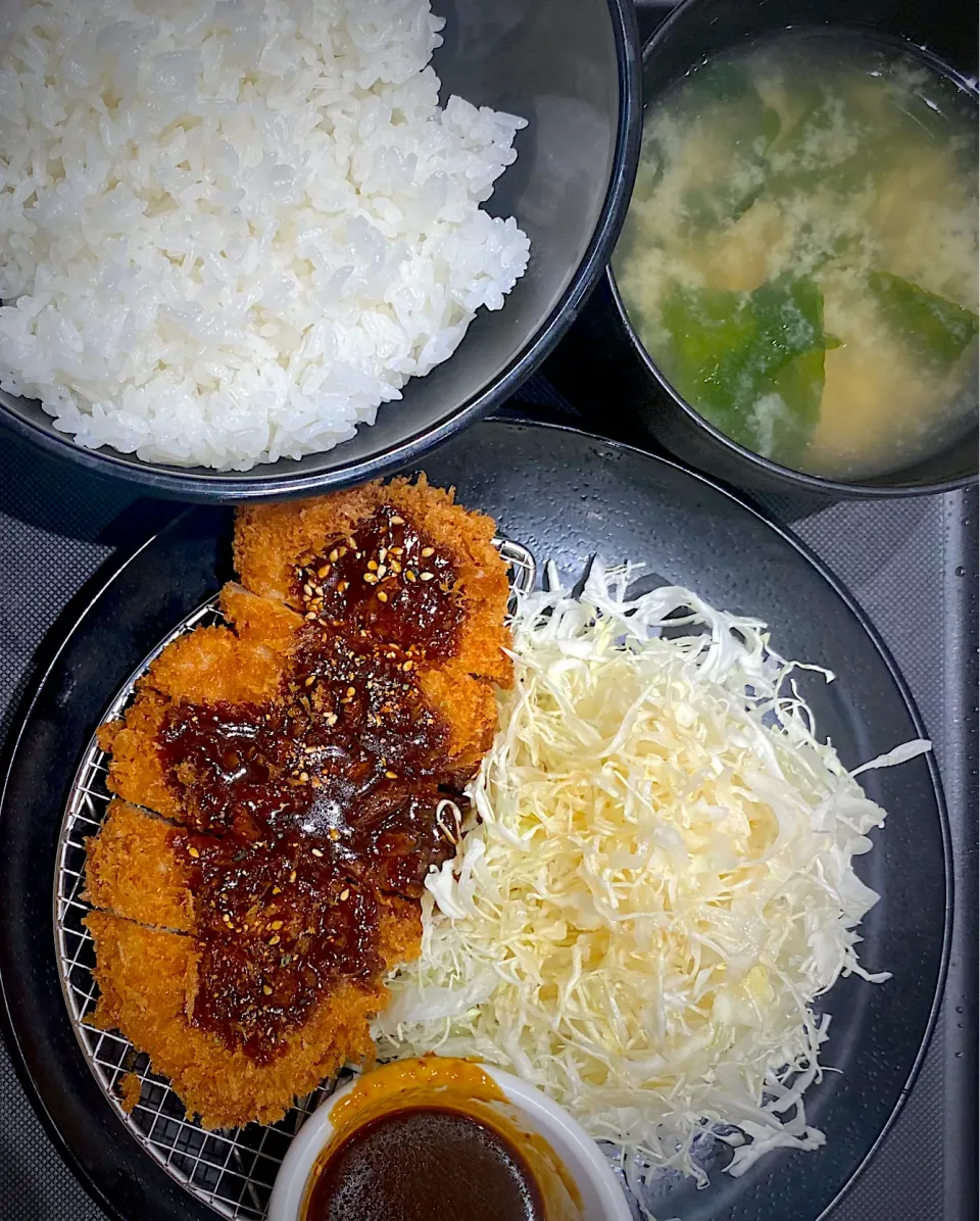 Snapdishの料理写真:味噌ロースかつ定食 590円|すくらんぶるえっぐさん