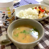 Snapdishの料理写真:なめこと豆腐のお味噌汁〜つぶみそ使用〜| sayaさん