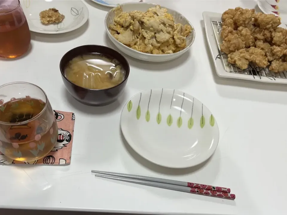 Snapdishの料理写真:気づいたら鶏パーティーになった晩御飯☆鶏むねスライスの卵とじ☆塩唐揚げ☆みそ汁（白菜・しめじ）|Saharaさん