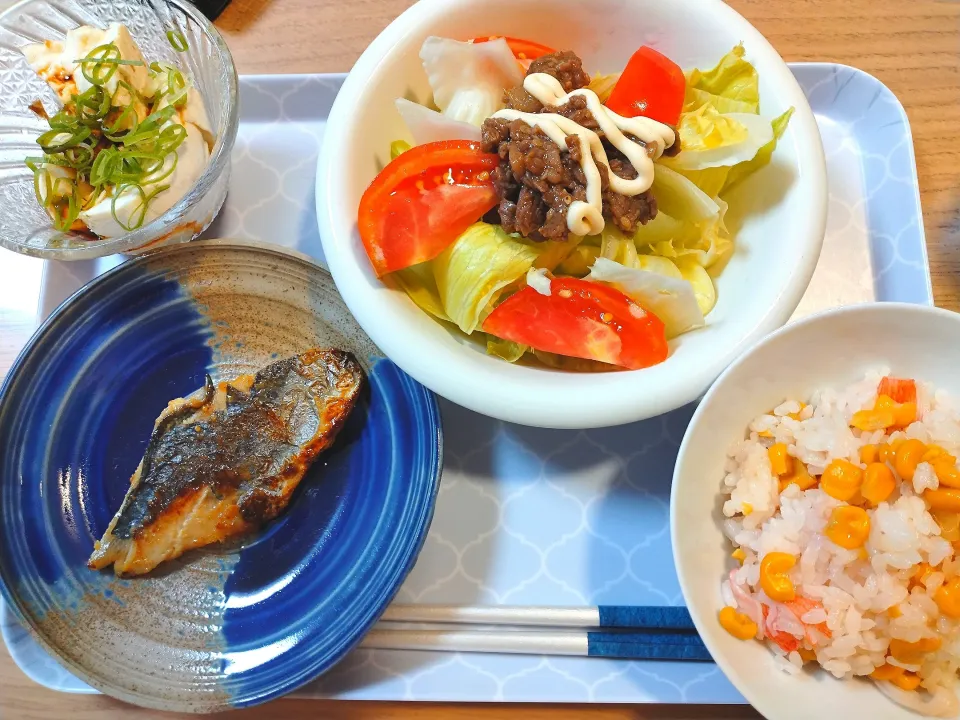 牛肉サラダ
焼き魚
もろこしご飯
辛子豆腐|さゆさん