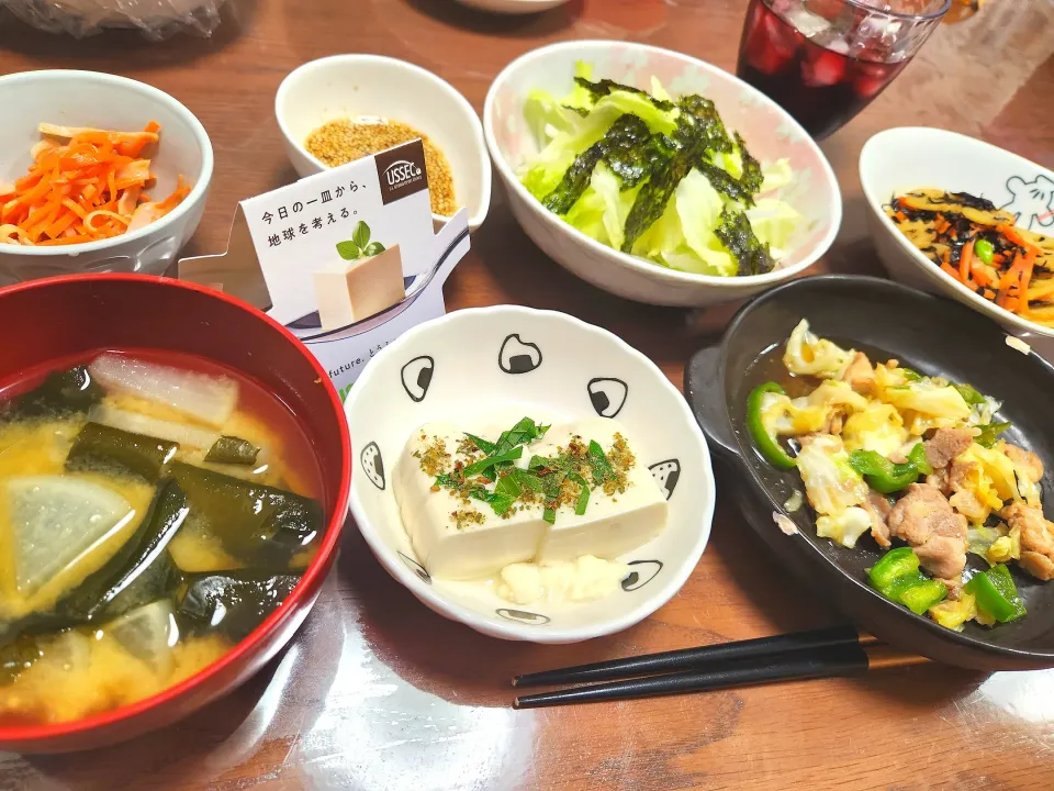 豆腐メインのおかずもろもろ😊
豆腐に大葉とハーブソルトかけて♥|みーさん