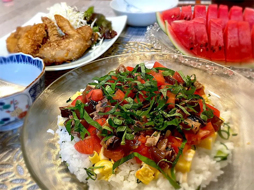 Snapdishの料理写真:カツオのタタキとトマトのチラシ寿司　手羽先のニンニク醤油唐揚げ　小玉スイカ🍉|blue_bird07さん