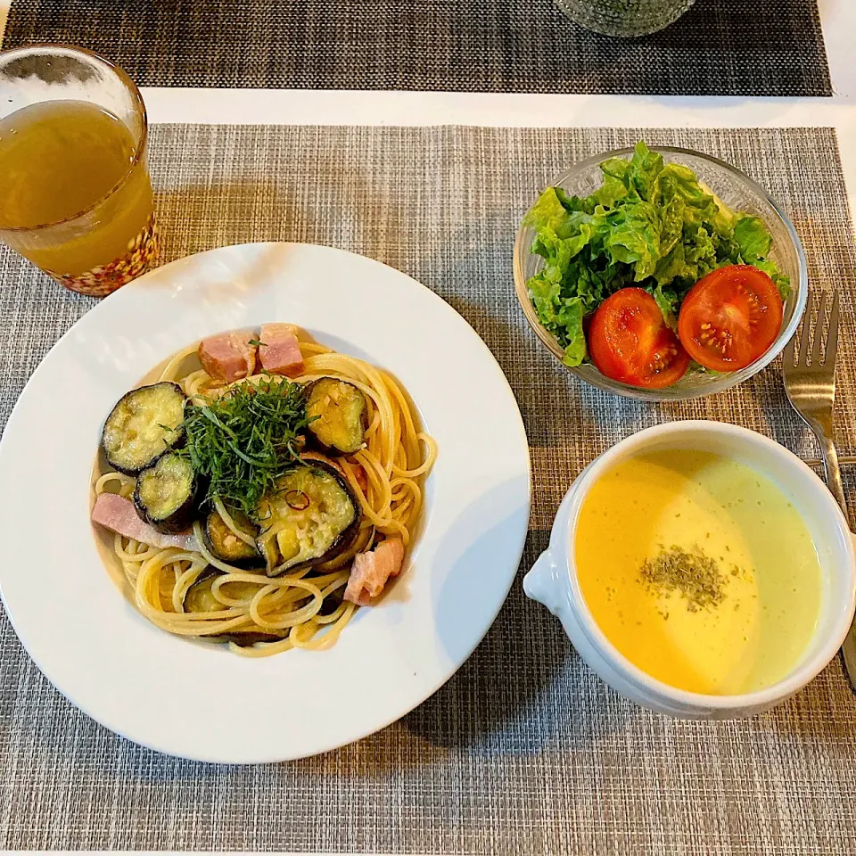 Snapdishの料理写真:ベーコンと茄子の和風パスタとコーンスープ|くろエモンさん