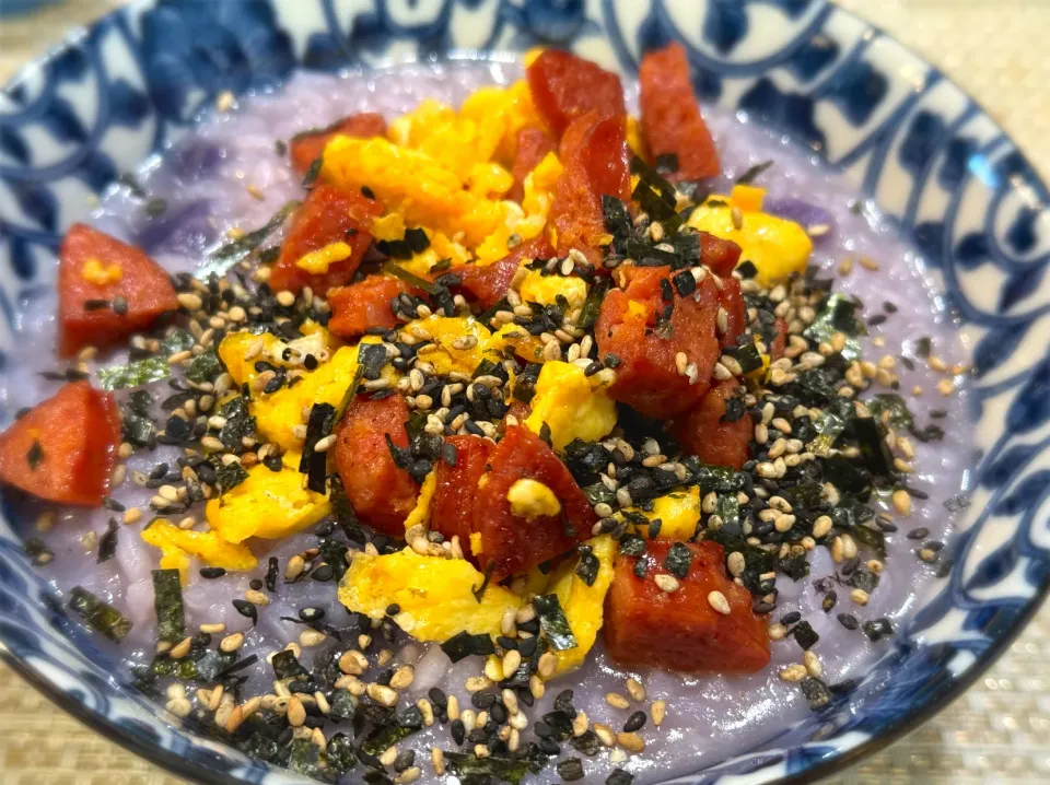 Purple sweet potato rice with eggs, spicy sausage, and nori|Laki Maikaʻiさん