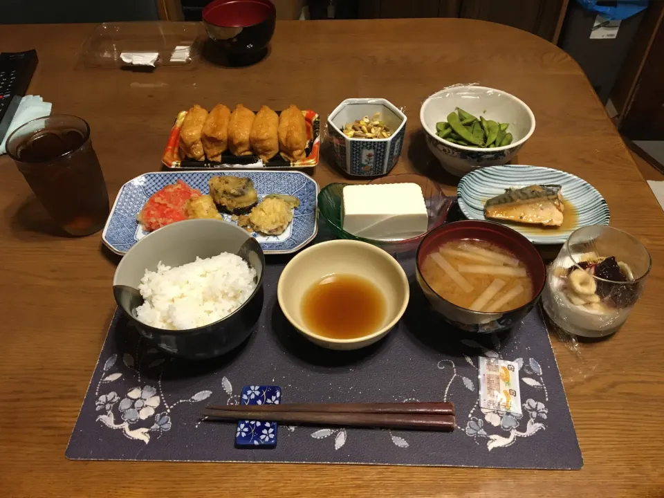 ご飯、いなり寿司、鯖味噌煮、天ぷら盛り合わせ(紅生姜、なすすり身、さつまいも、イカ、インゲン)、ナムル、枝豆、冷奴、大根の味噌汁、麦茶、バナナ＆カシスジャム入りヨーグルト(夕飯)|enarinさん