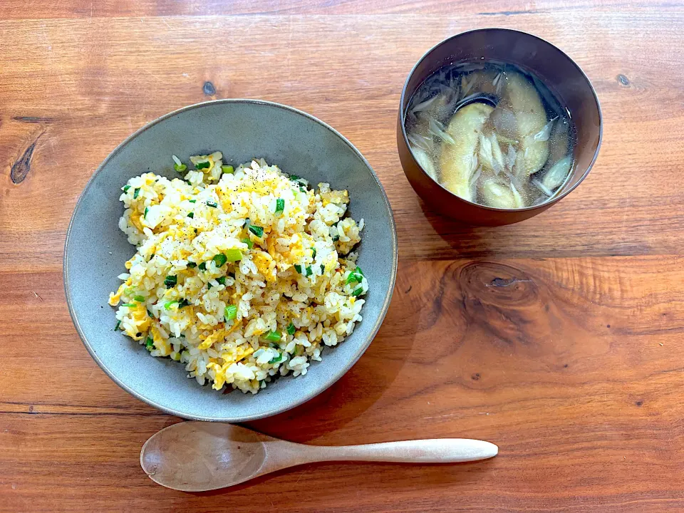 今日のお昼ご飯(ネギ玉チャーハン、ナスとミョウガの味噌汁)|cocomikaさん