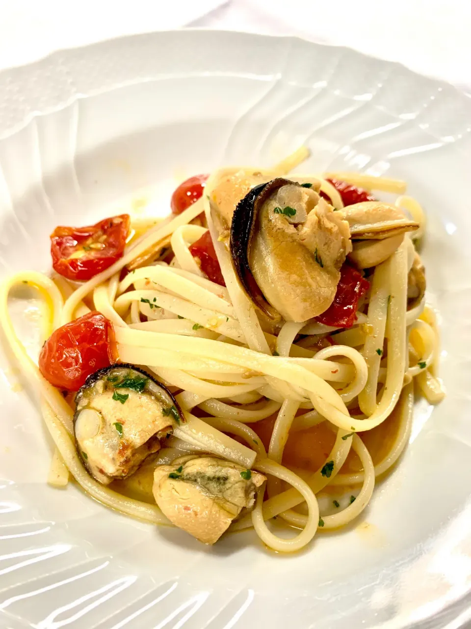 Linguine With Mussels & Cherry Tomatoes In White Wine Sauce|gonbenさん