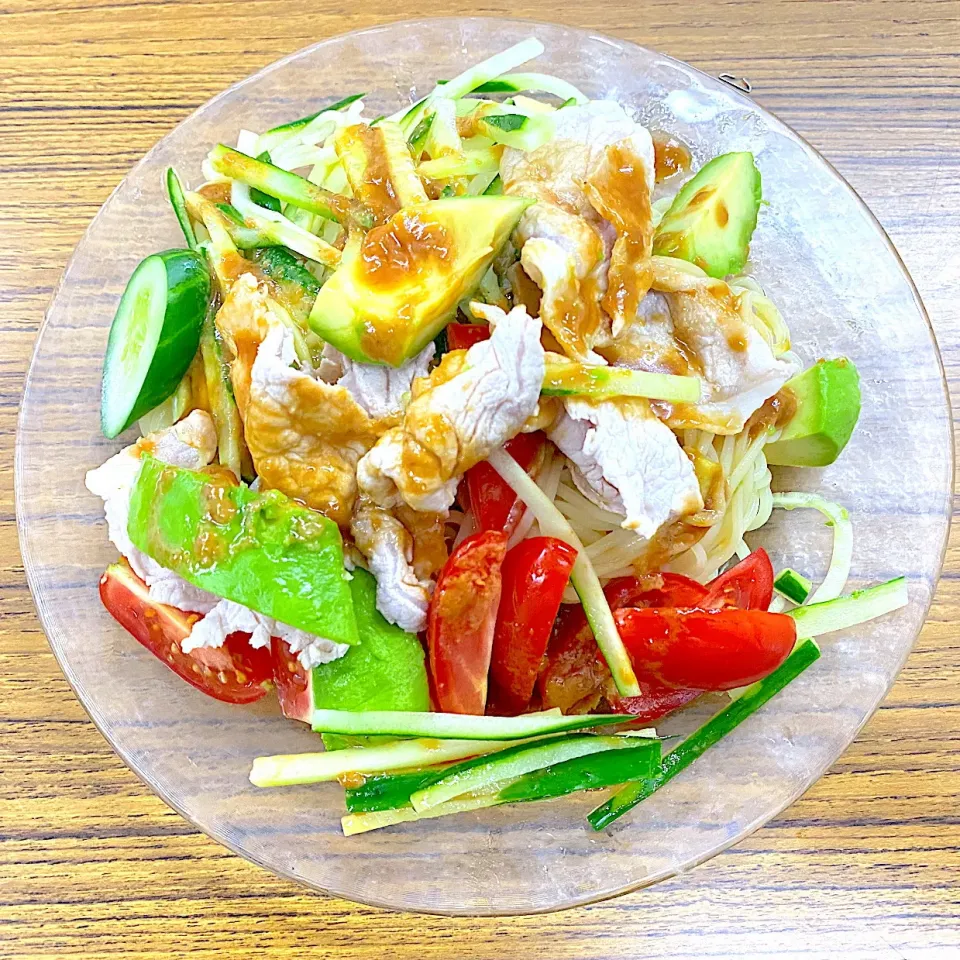 Snapdishの料理写真:鹿児島黒豚冷シャブ🐷アボカド🥑アイコ🍅胡瓜🥒の胡麻だれの冷やし中華〜賄いできたよ〜|shikaさん