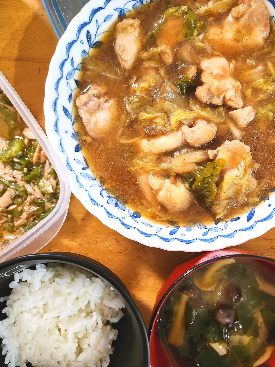 鶏と白菜のとろとろ煮、無限ピーマン、しめじとわかめの味噌汁|さきさん