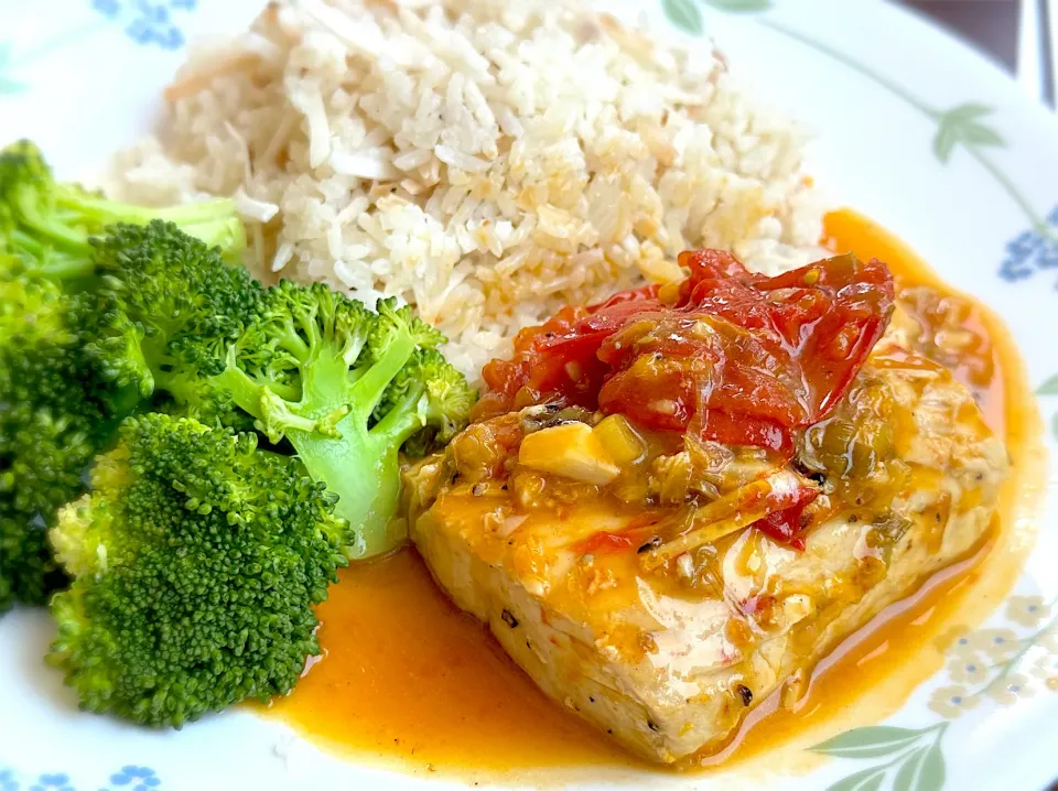 Snapdishの料理写真:Mahi Mahi with broccoli and coconut rice|Laki Maikaʻiさん