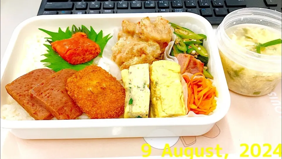 本日の日替わり弁当

■MAIN  赤海老のオイスターマヨソース

■SUB
  ・オクラとベーコン炒め
  ・キャロットラペ
  ・大葉入り厚焼きたまご
  ・謎の揚げ物（おそらく魚フライ）
  ・スパム
  ・ローストした たらこ
  ・かきたまスープ

今日はスープも久々に持たせました。|TakeBooさん