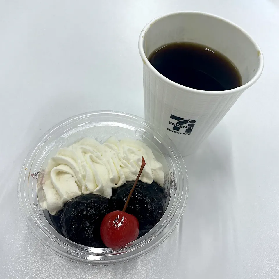 Snapdishの料理写真:ホイップで食べるコーヒーわらび餅
ホットコーヒー|T. Wonderさん