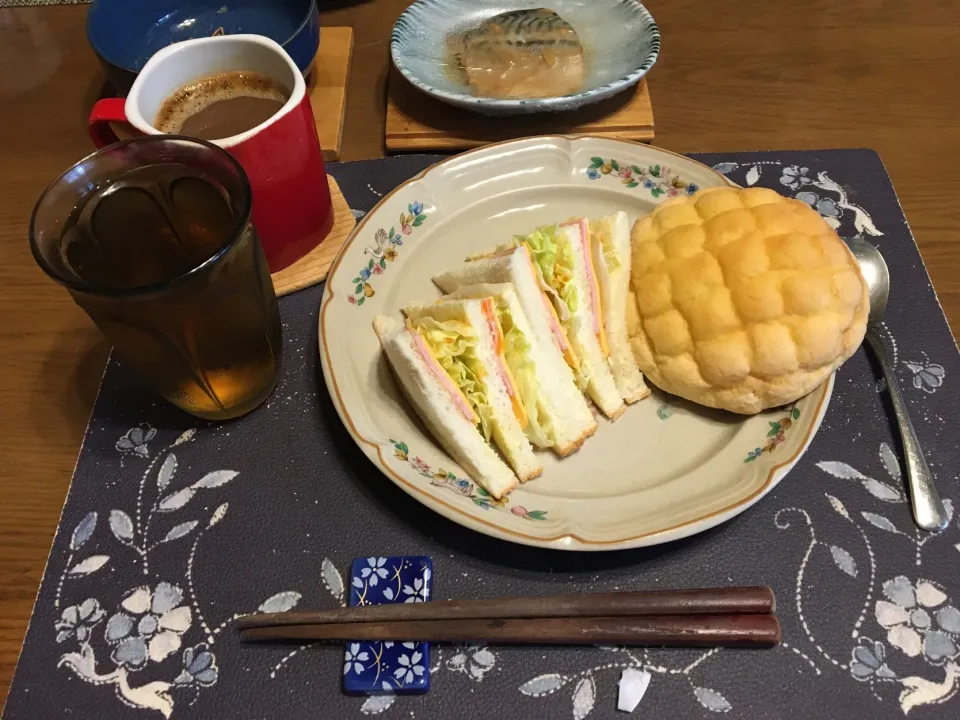 サンドイッチ、メロンパン、ホットコーヒー、麦茶(昼飯)|enarinさん