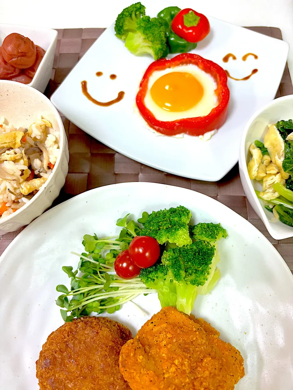 お花目玉焼き､キノコたくさん炊き込みご飯、揚げ物､油揚げ小松菜煮浸し|にゃっきさん