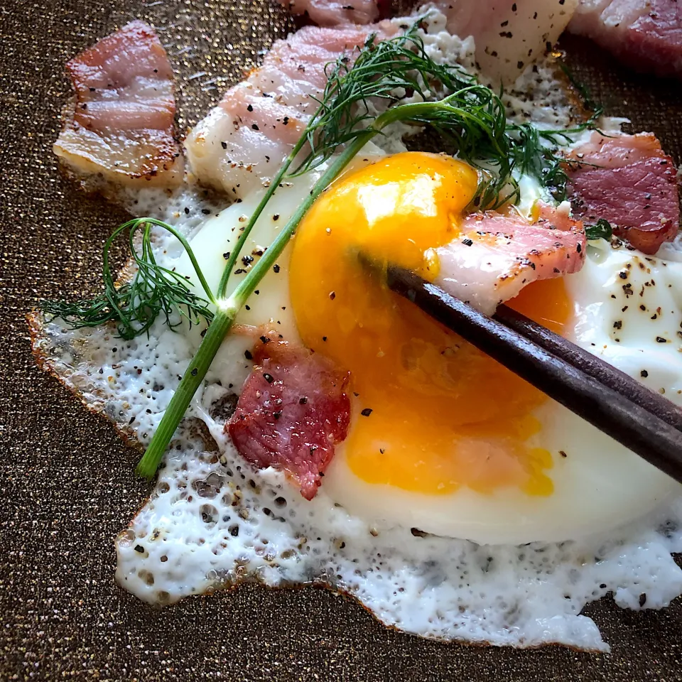 ベーコンエッグ🥓朝ごはんのおかず✨|Tina Tomoko😋さん