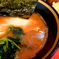 Snapdishの料理写真:【2023年10月創業】 
横濱家系ラーメン 野中家 
ミニラーメン (750円、 
麺やわらかめ/味うすめ/油少なめ) 
＋のり (5枚、100円) 
＋ライス2杯 (食い放題、100円) 
＠大塚4分 
(JR板橋駅まで徒歩26分)
24194 (208,737)