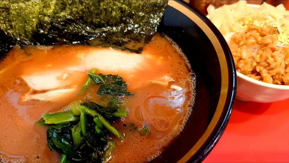 【2023年10月創業】 
横濱家系ラーメン 野中家 
ミニラーメン (750円、 
麺やわらかめ/味うすめ/油少なめ) 
＋のり (5枚、100円) 
＋ライス2杯 (食い放題、100円) 
＠大塚4分 
(JR板橋駅まで徒歩26分)
24194 (208,737)|大脇さん