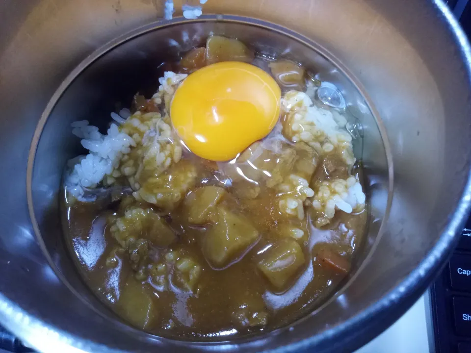 生タマゴ乗せ甘口レトルトカレーライス|darkbaronさん