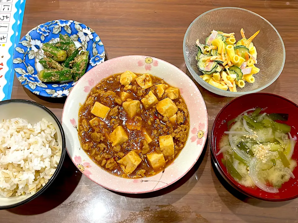 麻婆豆腐　ニラとネギの味噌汁　マカロニサラダ　オクラの胡麻和え|おさむん17さん