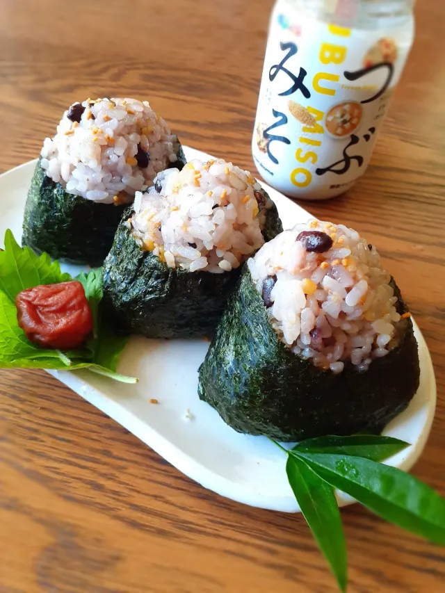 Snapdishの料理・レシピ写真:夏のつぶみそ料理🌻⑦
十八穀米のおむすびです🍙｜★防災月間特別企画＆永久保存版★非常時でもパッと作れる！【つぶみそ】アイディア料理大公開