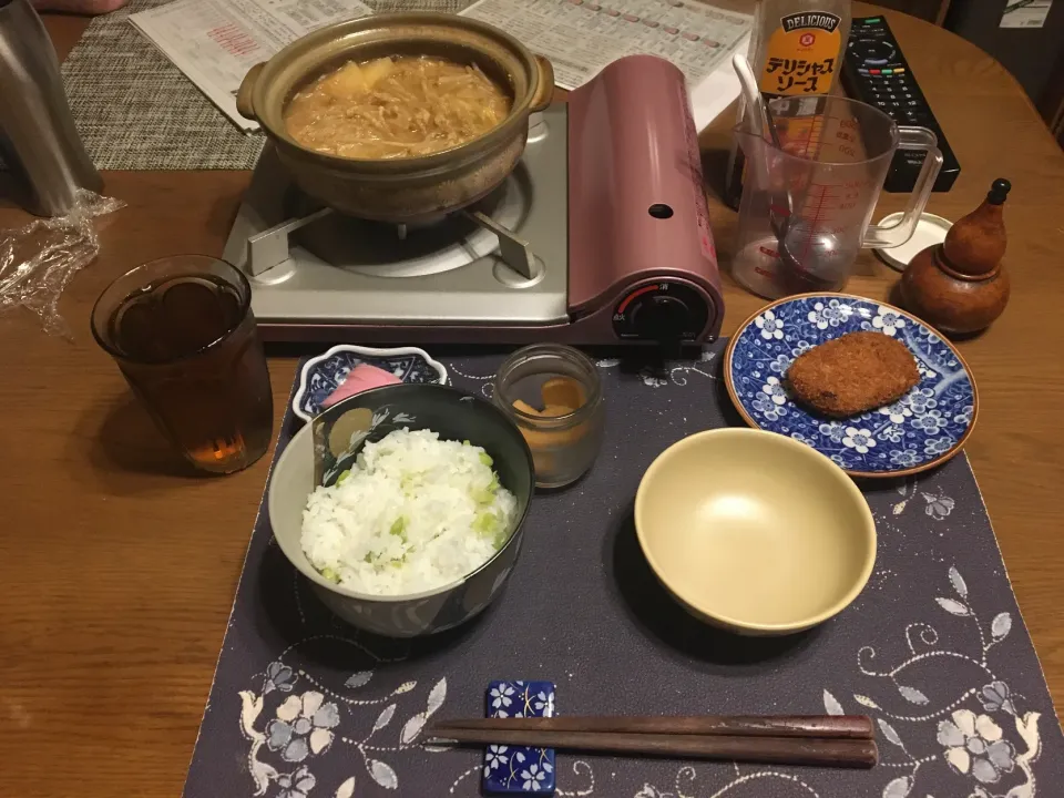 宮野食品さんのしお豆と炊き立てコシヒカリを使った豆ご飯、味噌鍋、コロッケ、板わさ、沢庵、麦茶(夕飯)|enarinさん