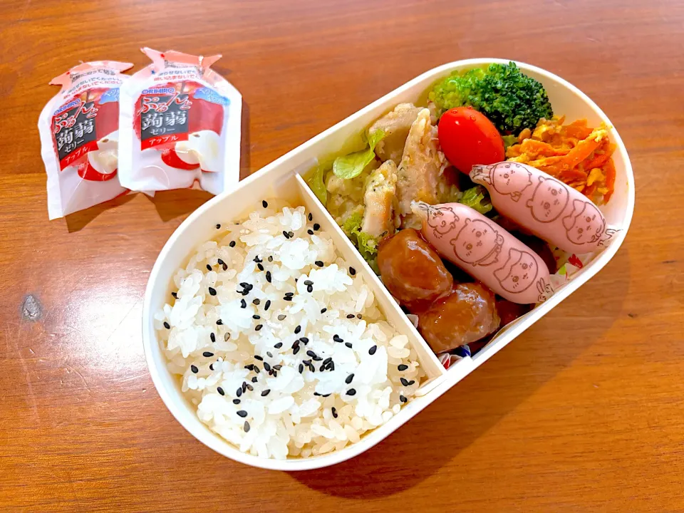 Snapdishの料理写真:夏休み弁当(ガーリックチキン、ミートボール、にんじん卵、ちいかわウインナー、ブロッコリー、トマト、こんにゃくゼリー)|cocomikaさん