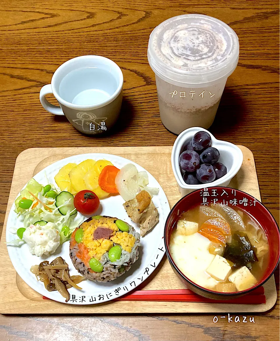 Snapdishの料理写真:具沢山おにぎりワンプレートで朝ごはん|o-kazuさん