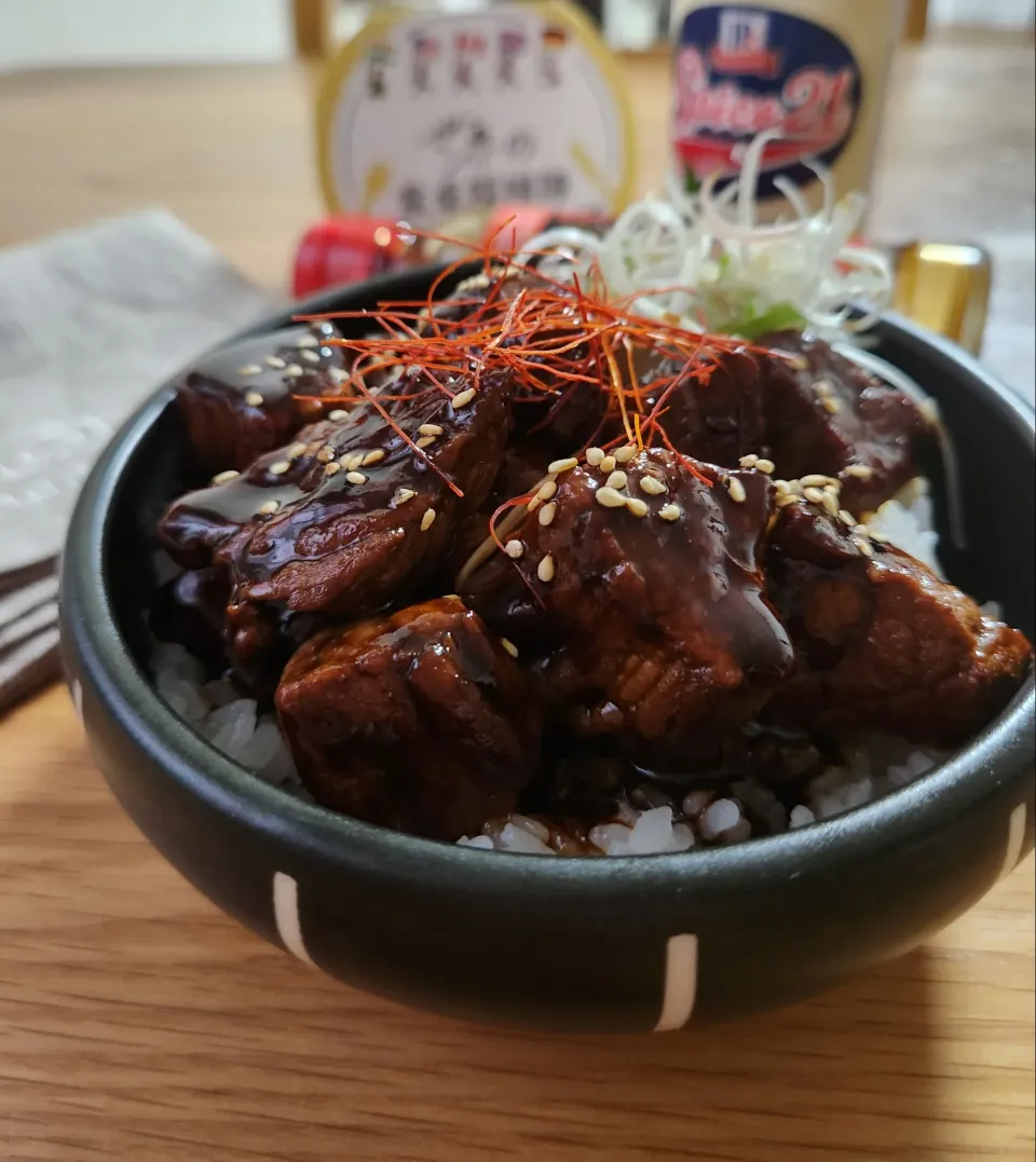 🛩️世界の食卓探検隊🌏
スパイス21と老抽王で作る牛肉丼|ナオミさん