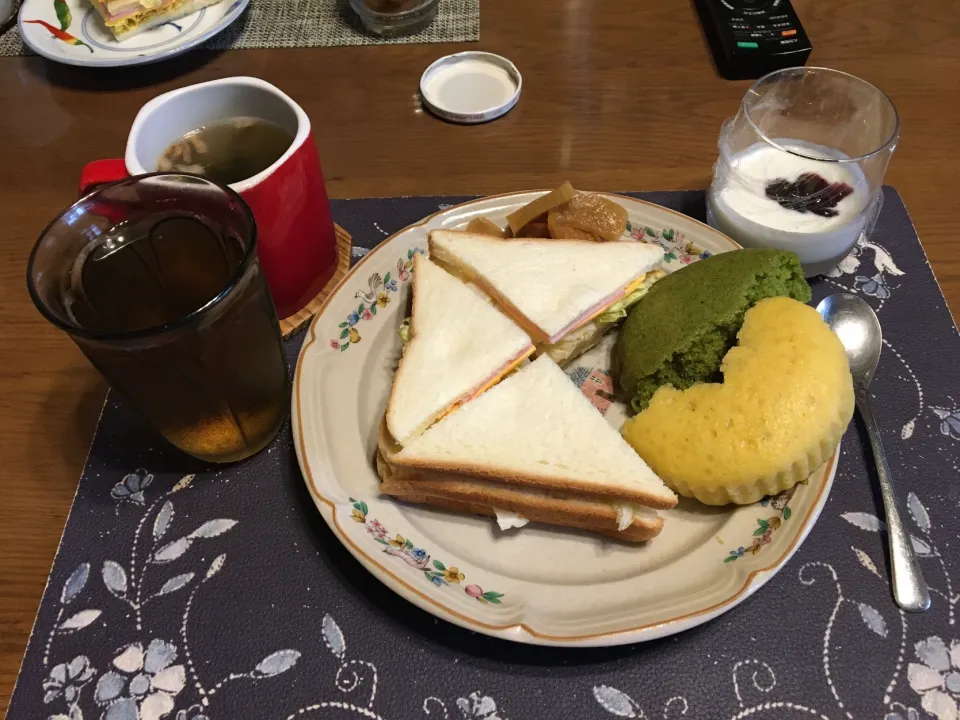 サンドイッチ、ジャンボ蒸しケーキ(宇治抹茶、甘栗)、沢庵、ワカメ＆揚げ玉ねぎ＆揚げニンニク入りタマネギスープ、烏龍茶、カシスジャム入りヨーグルト(昼飯)|enarinさん