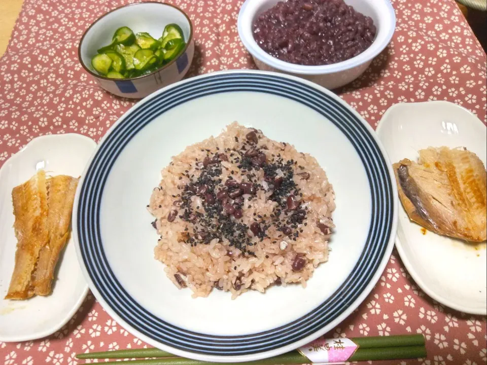 お赤飯。小豆。ホッケ。きゅうりの浅漬け。🌱|りささん