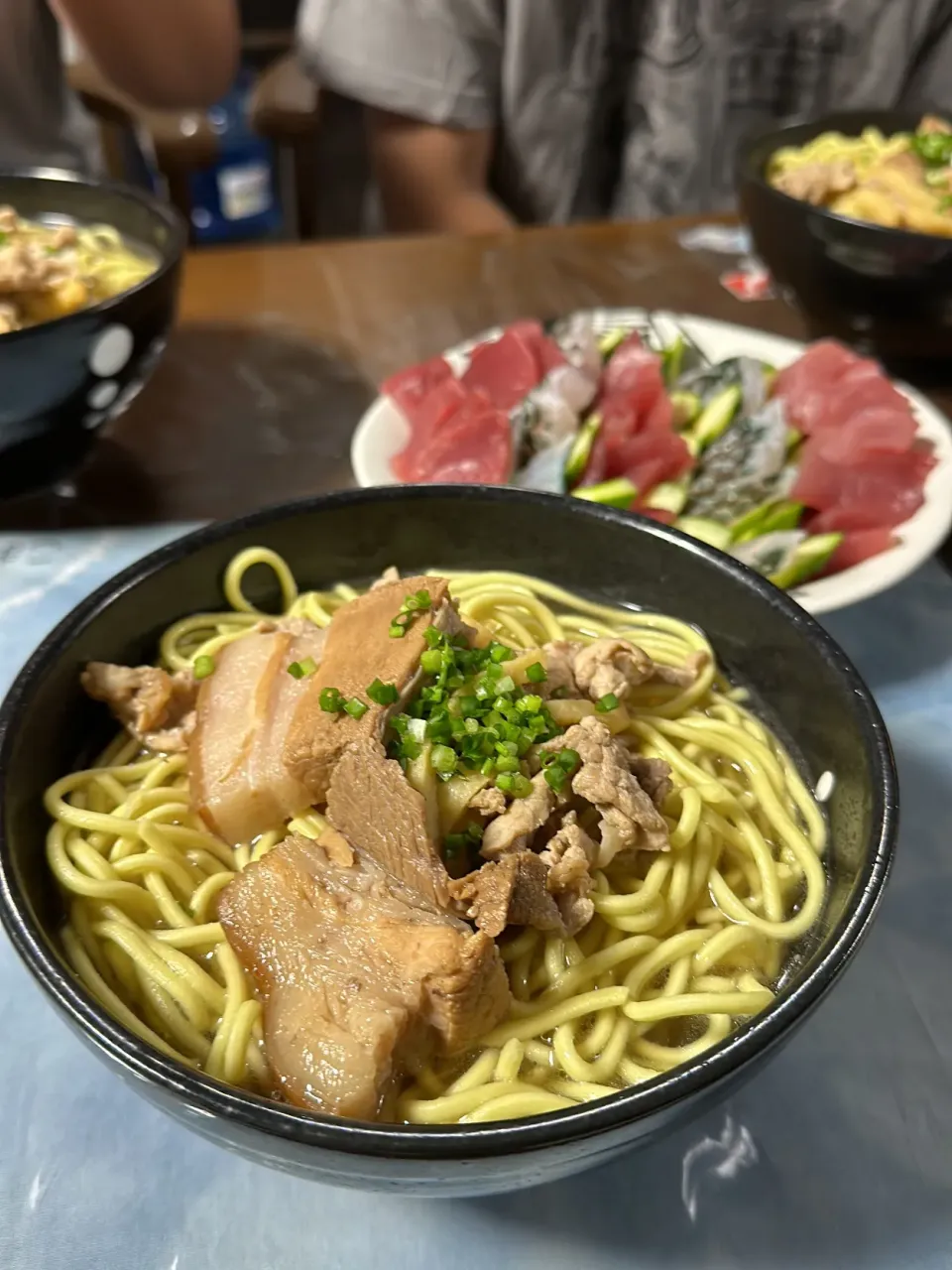 「八重山そば&マグロとイラブチャーの刺身」|大城正幸さん