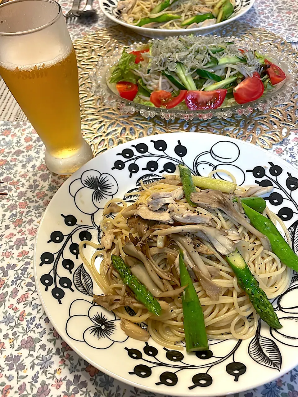 Snapdishの料理写真:蒸し鶏とアスパラガスと舞茸のガーリック醤油パスタ　カリカリジャコサラダ|blue_bird07さん