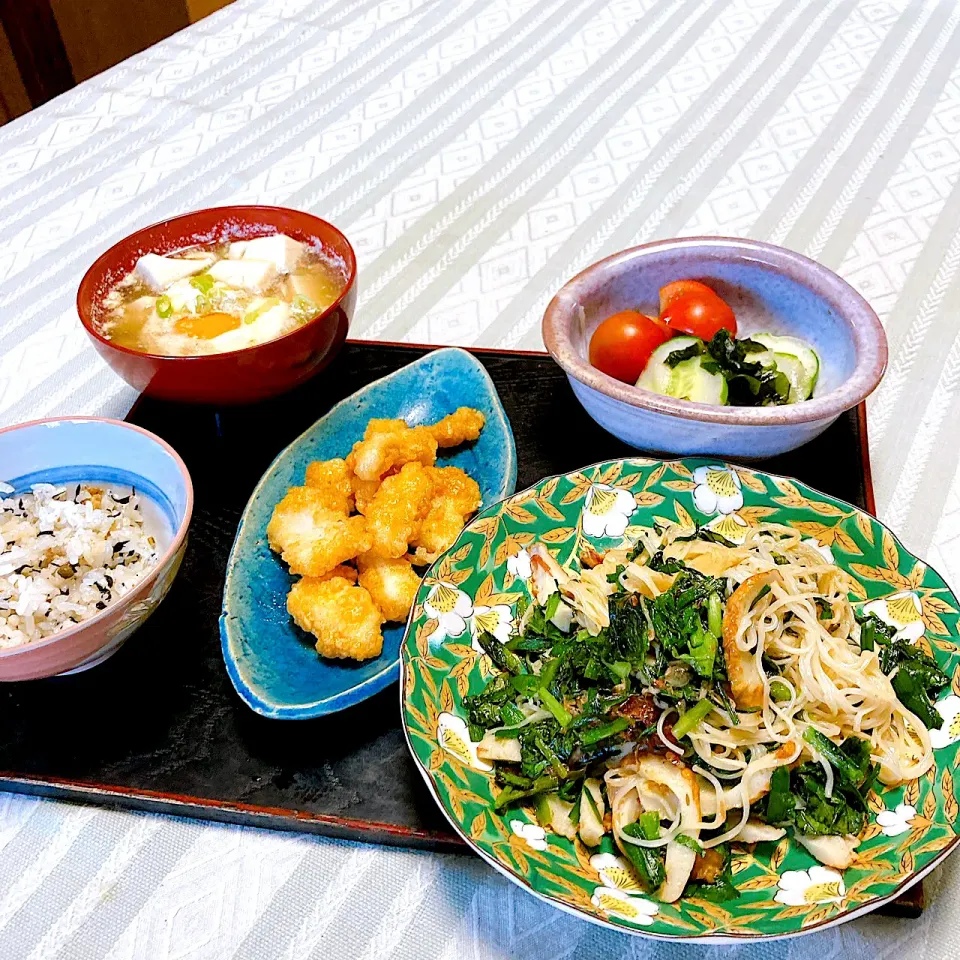 grandmaの晩ごはん☆ 今夜は残った素麺でニラ、ちくわ､ゴーヤの葉でチャンプル…酢の物、味噌汁、イカの唐揚げで頂きます|kaoriさん